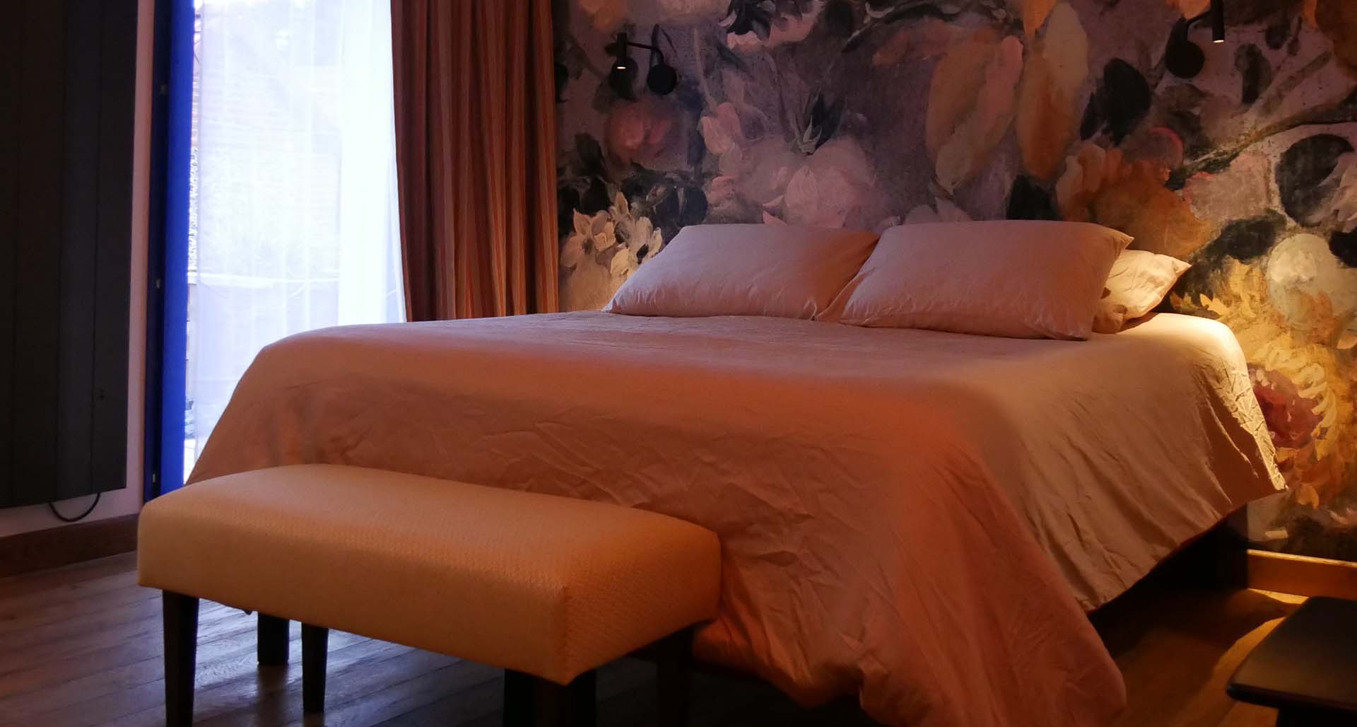 photo d'un lit double dans une chambre cosy